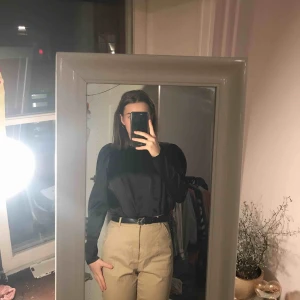  - Säljer en svart glansig och en rosa glansig blus (har även en gul), båda för 180 eller styckpris 100kr. Köparen står för ev frakt💕💕