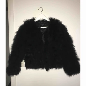 Svart fjäderjacka - Svart fake fjäderjacka i nyskick. 