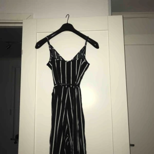  - Jumpsuit från forever 21, storlek S/XS , frakt tillkommer <33