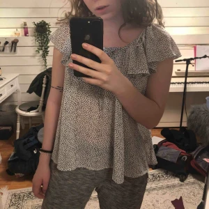  - Söt blus från Cubus. Fin snörning i fram och fin passform. använd endast 2 gånger. Köparen står för frakt 