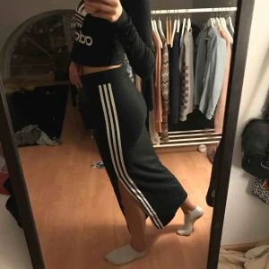  - Långkjol från adidas. Säljes för jag inte använder den & någon mkt coolare person borde få äga den. Tror jag köpte den för 599, säljer för 250 + ev frakt.