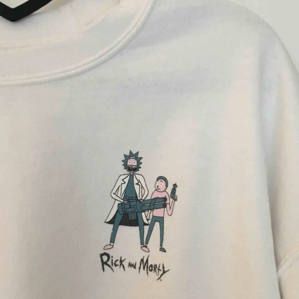 Vit Rick and Morty tjocktröja i storlek S. Köpt i USA i somras för 500 kr på Urban outfitters. 250 inklusive frakt, skickar inom ett dygn! . Hoodies.