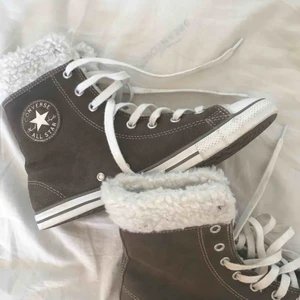  - Höga Converse med teddyfoder på insidan och mockatyg på utsidan. Färgen är något av en brungrå. Knappt använda.  🎀 endast swish 🎀