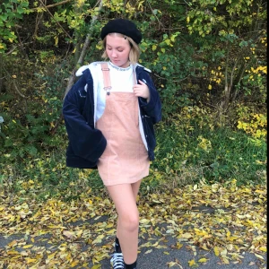  - Jättesnygg rosabeige hängsleklänning i manchester💞🤩! Perfekt att matcha till hösten!! Aldrig använd och lappen sitter fortfarande kvar!! 