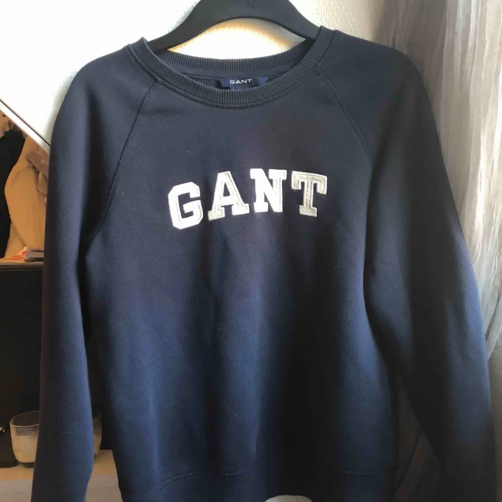Gant sweatshirt, använd ett par gånger men superfint skick.  Nypris: 899kr. 25kr frakt. Färgen är marinblå och storleken xs men passar även s. . Tröjor & Koftor.