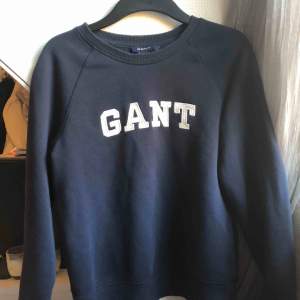 Gant sweatshirt, använd ett par gånger men superfint skick.  Nypris: 899kr. 25kr frakt. Färgen är marinblå och storleken xs men passar även s. 