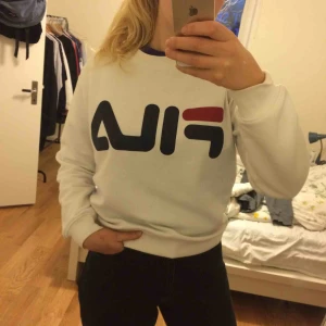  - Äkta Fila tröja i storlek S(herrstorlek). Frakt tillkommer på 58kr och är spårbar.