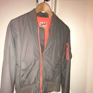  - Säljer min fina Schott-jacka. Klassisk bomberjacka med en lagom vaddering, skön på hösten och våren. Passar storlek 34/36.