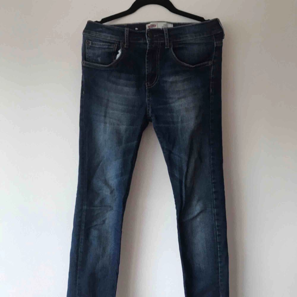 2 st Levis 511 Jeans  Nästan helt oanvända och i nyskick. Båda är inköpta våren 2018.  De blå (storlek 16).  De svarta  (storlek W28 L30).  Pris: 400kr styck, 750kr för båda  Orginalpris 1100kr styck. Jeans & Byxor.