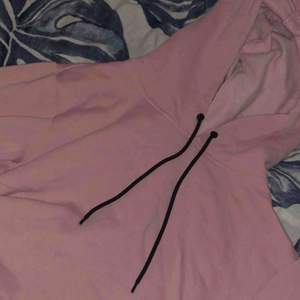 Fin rosa hoodie från bikbok. Skulle säga att den passa på M oxå. 