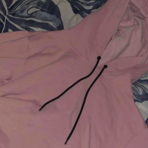  - Fin rosa hoodie från bikbok. Skulle säga att den passa på M oxå. 
