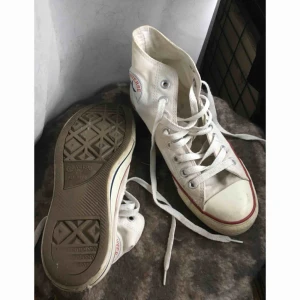  - Höga vita converse. Använda men har mkt kvar att ge.  Katt finns i hem, köpare betalar frakt om de ska skickas. Kan annars mötas upp i Göteborg/Partille. 