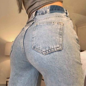  - Typ de finaste jeansen jag har, ljusblåa med en rand ned längs benet och ojämna benslut. Köpta på plick och har endast använts några gånger eftersom de är lite för små för mig. Lite stora i storleken dock. Säljer nu för samma pris jag köpte dem.