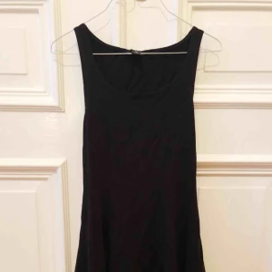  - Svart knälång klänning