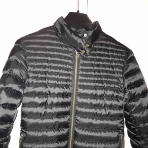  - Superfin dunjacka från mango. Säljer då den blivit för tajt! I bra skick💗