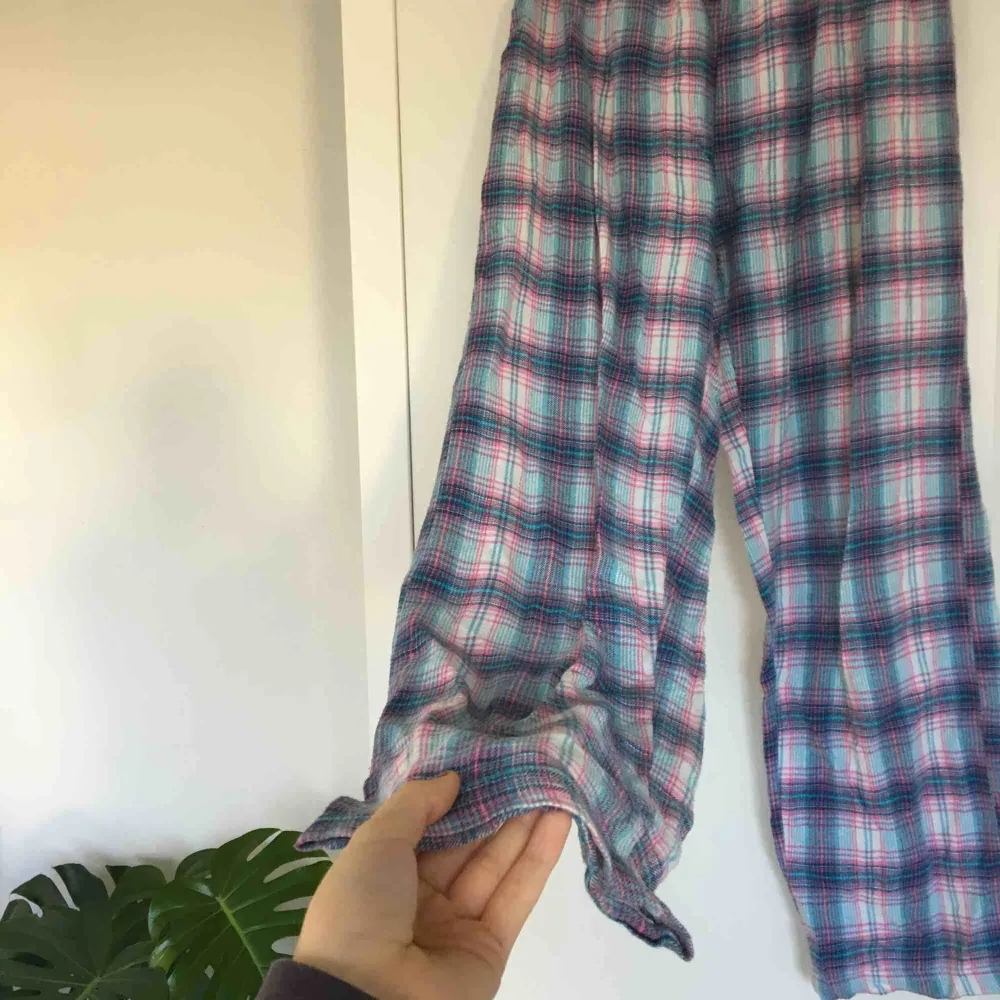 Jääääättesköna pyjamasbyxor!!🤸🏼‍♀️ de har tyvärr blivit för små för mig! Söta och mysiga att bara ha hemma och mysa i!☺️ köparen står för frakt🍻. Jeans & Byxor.