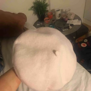  - vit berett från h&m som är köpt förra vintern. jätte gullig att para ihop med en mysig vinter look. <33