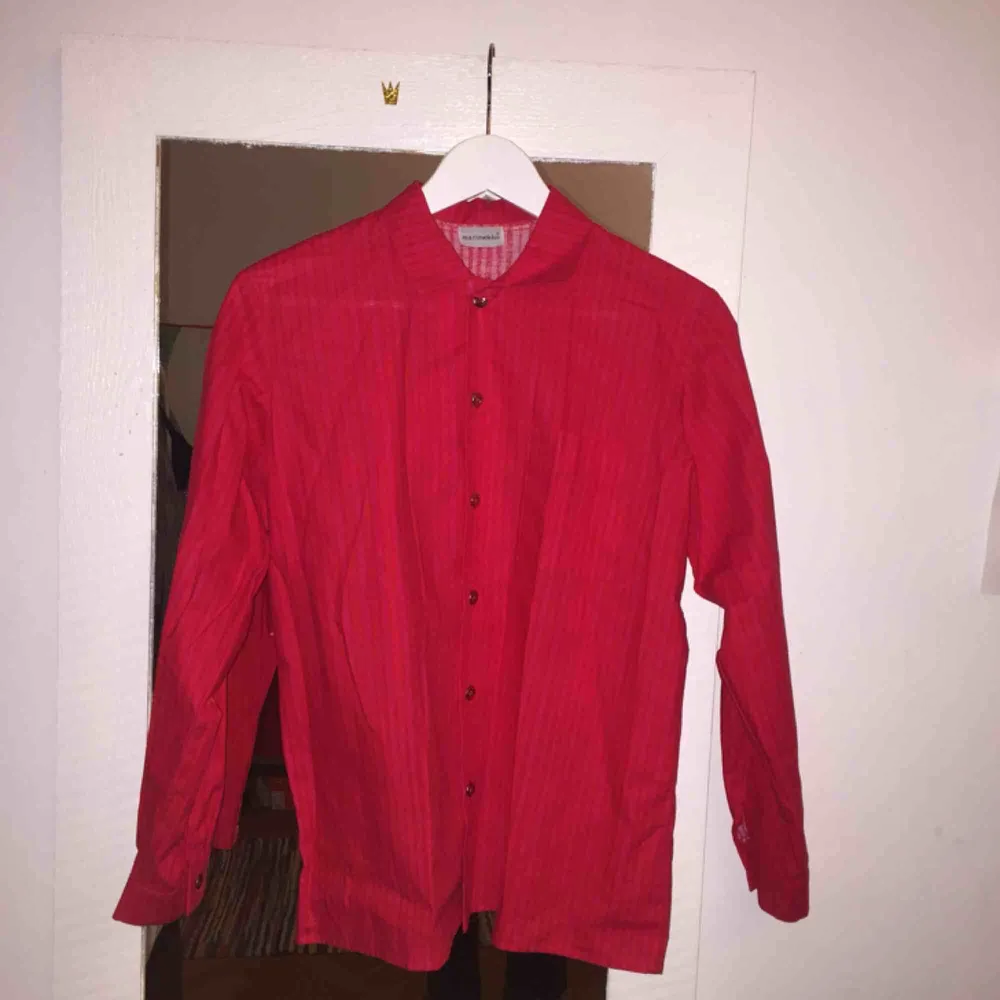 säljer min suuperfina marimekko-skjorta för att den använda för lite. Röd/rosa randig m knappar o ficka! Det står inte ngn storlek men skulle gissa s!. Skjortor.