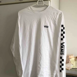  - knappt använd fin långtröja med vans tryck på ena ärmen! 