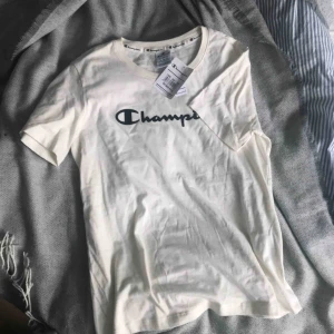 - Champion t-shirt i en äggvit färg med svart tryck. köpt från sportamore. Står att den ska va i XL men är mer som en M/S beroende på hur man vill att den ska sitta. 