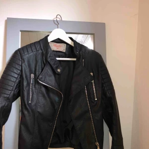  - Skinnjacka ifrån chiquelle i strl 36 (står 38 på lappen men är liten i storleken så räknas som en 36a) I använt men riktigt fint skick Nypris 699:-  Betalning sker via swish💸 Köparen står för frakten💕