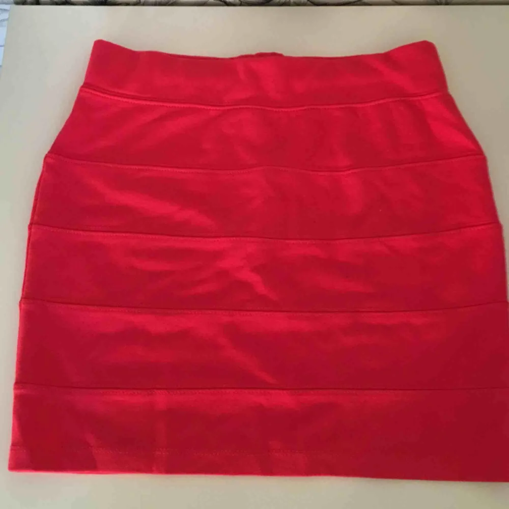 Röd fin kjol med en dragkedja på baksidan som inte öppnas. Säljer pga att jag inte använder den och den är för liten för mig. Kan mötas upp i Stockholm frakt står köparen för. Skriv för mer info. Kjolar.