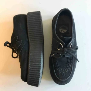  - Underground Originals creepers (/chunky sneakers). Mocka. Double sole. Använda men i bra skick. Size 5 (rymliga 37,5), skulle säga att de passar en 38 mer 😊 möts upp i närheten av St Eriksplan eller Torsplan!