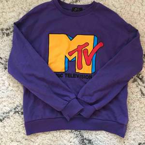 Lila MTV sweatshirt från Bershka. Oanvänd, stl S. Kan mötas upp, eller skicka men köparen står för frakt.