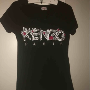 Kenzo t shirt - Storlek M men mer som S Köpt för 1000 Helt ny oanvänd Fraktar helst men kan mötas upp i Umeå