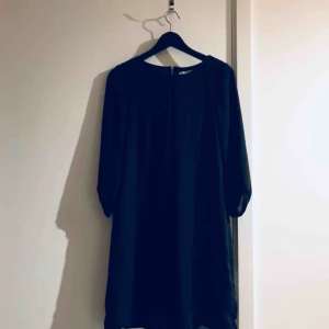  - Långärmad skön klänning som passar bra med ett skärp i midjan eller som den är. Skickas mot frakt eller upphämtning i Bergshamra.