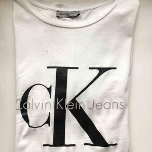 Superfin Calvin Klein t-shirt! Köpte för ett år sen men bara använt typ 3 gånger! 