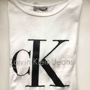  - Superfin Calvin Klein t-shirt! Köpte för ett år sen men bara använt typ 3 gånger! 