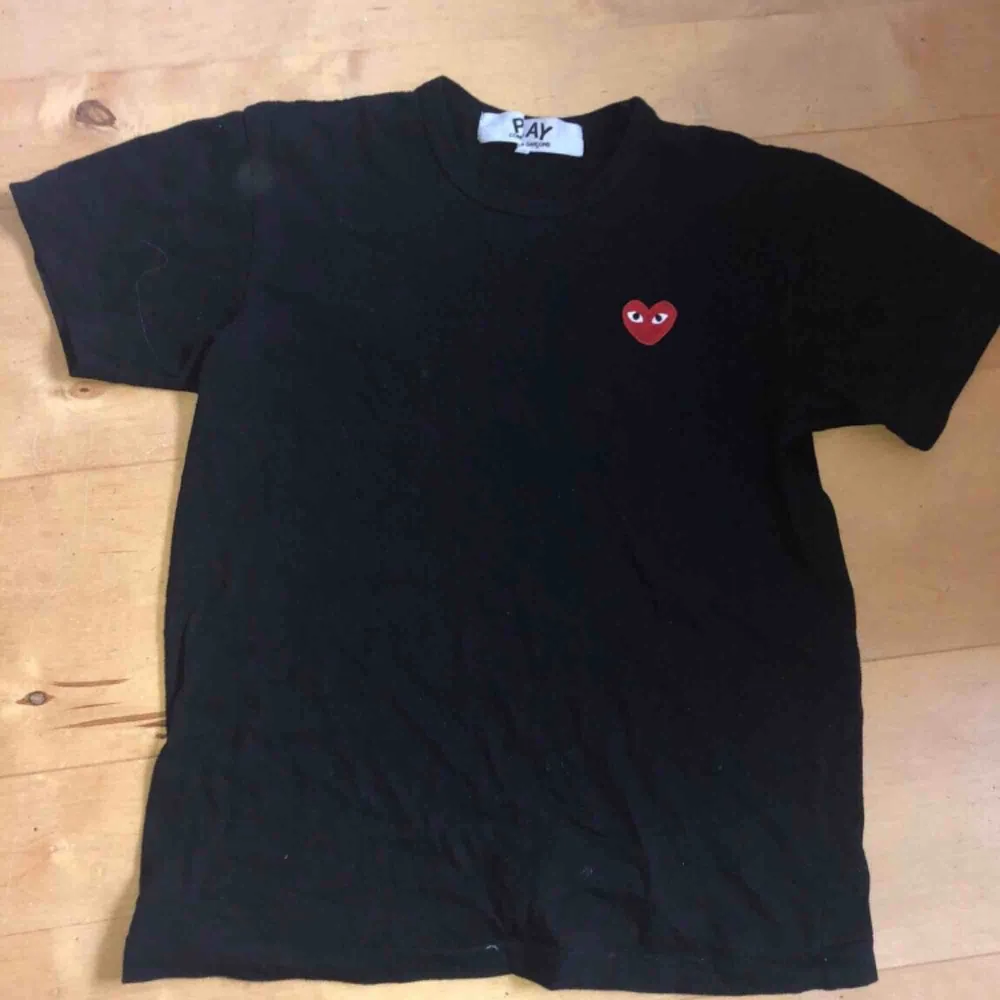 Knappt använd svart cdg tshirt, nypris ca 950. T-shirts.