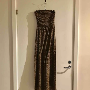  - Långklänning utan axelband. Märks inte att den är använd. Skickas mot frakt eller hämtas i Bergshamra.