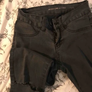  - Svarta/gråa byxor (vet ej märket) med hål i knäna. Supercoola och trendiga. Bra skick men använda en del. Skriv om du vill se fler bilder!