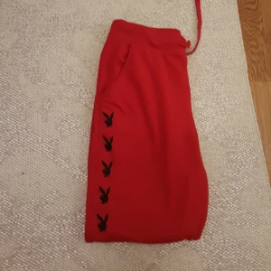  - Supercoola sweatpants med playboykaninen längst med benen. Jättesköna men jag har tyvärr inte kunnat använda dem då de är för korta i benen för mig