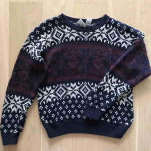  - Stickad tröja från Beyond Retro, jätteskön🌞  Möts upp i Stockholm eller skickas på post, då står köparen för frakt!