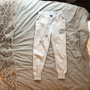  - Gråa mjukisbyxor från Gina Tricot. Storlek S (passar även en XS) Pris: 50kr+frakt