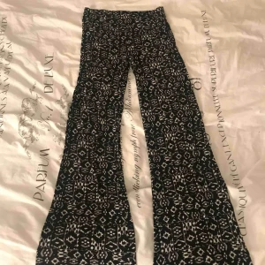  - Utsvänga byxor med mönster, strl S 100kr inklusive frakt 