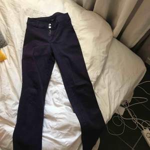 Balla byxor från Filippa k! Lila stretchiga sköna lite utsvängda jeans 😊 skicka meddelande för mer bilder! möts i Stockholm eller så står köpare för frakt:)