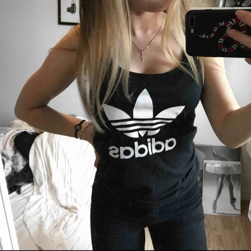 Jättefint linna från Adidas! Aldrig använt, bara testad så den är i nyskick. Kan mötas upp i Västervik eller frakta! . Toppar.