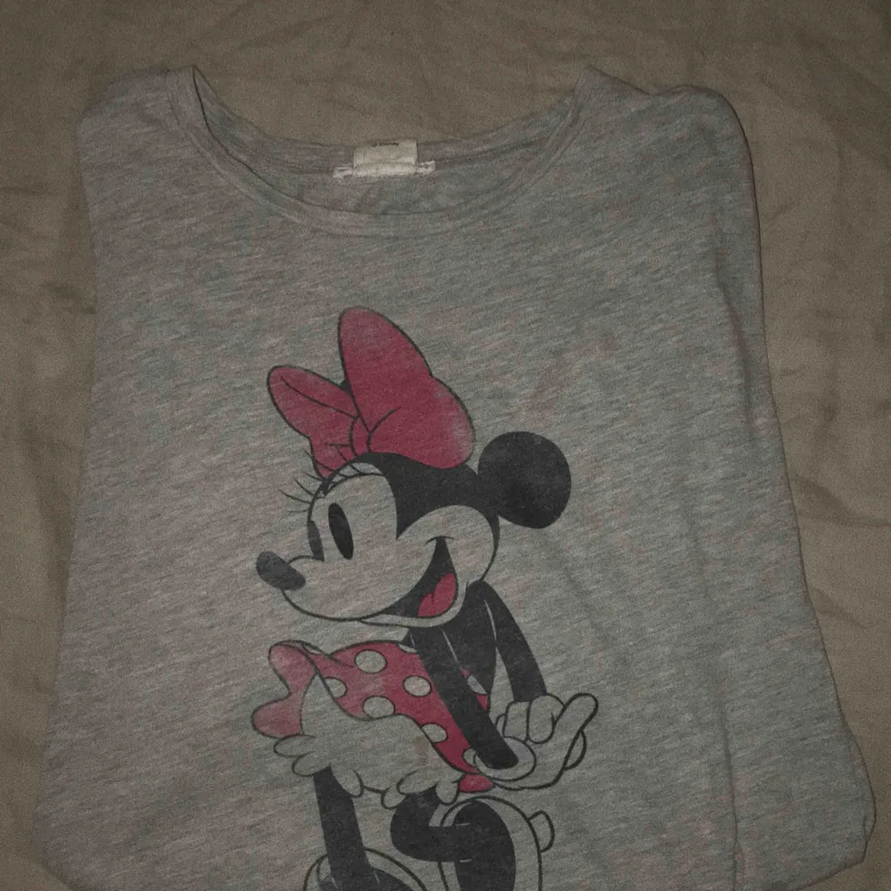 En tunn t-shirt med print av minnie mouse! Använd ett par gånger, passar för nattkläder också! . T-shirts.
