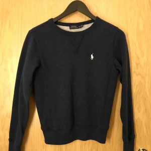  - Oanvänd Ralph lauren tröja så i jätte bra skick!  Marinblå  Fraktar 