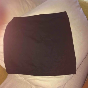  - En svart oanvänd kort tajt mjuk fin bekväm kjol. 