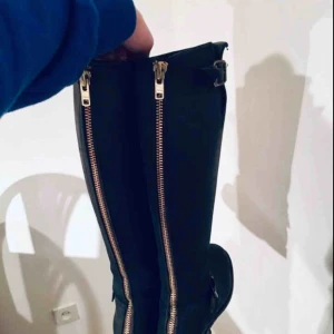  - Svarta primeboots med guldiga detaljer, fint skick.