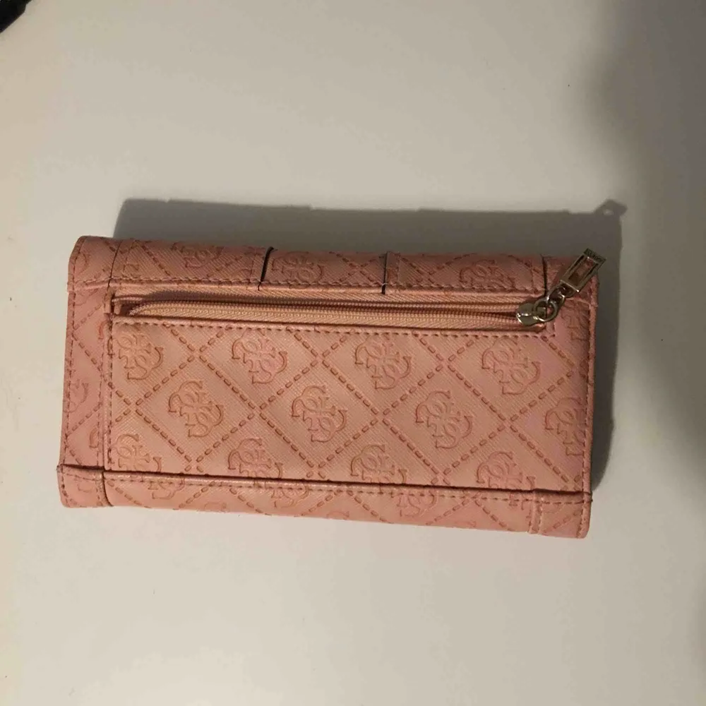Oanvänd plånbok från guess, den är äkta, väldigt fin rosa färg!!  . Accessoarer.
