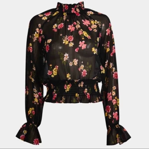  - Säljer en blommig blus i storlek S. Aldrig använd. 70kr. Finns att hämta i Norrköping eller så tillkommer frakt kostnad på 30kr. Vid intresse kan fler bilder skickas! Lånad bild från hemsida.