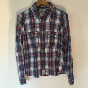  - klassisk flanellskjorta i ordentligt, skönt material. har tyvärr inte kommit till använding sen den köptes i new york för många år sen. hämtas i sthlm eller skickas om du betalar frakt. säljer massor (kmr mycket nytt i dagarna), mängdrabatt finnes! 