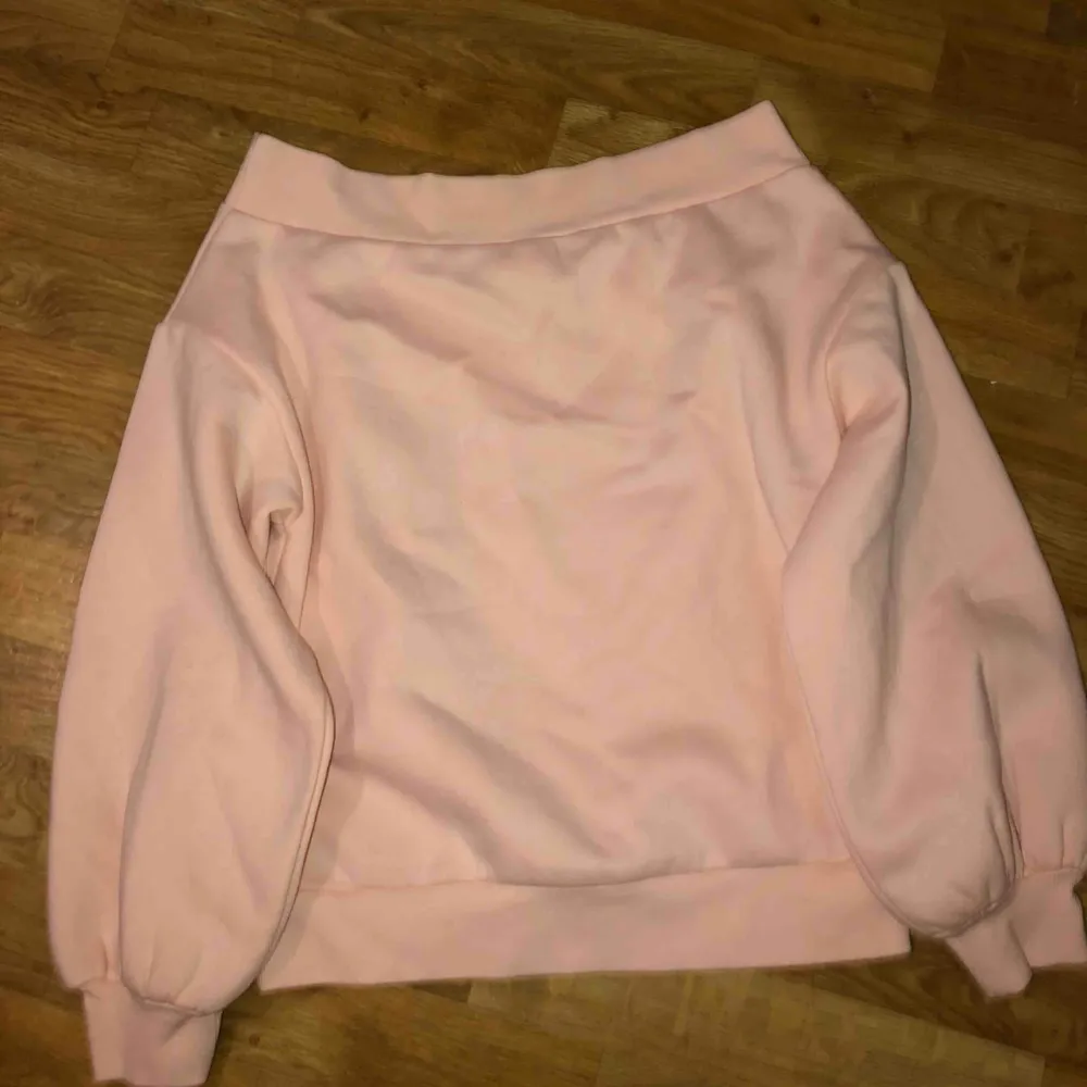 Säljer en rosa off shoulder sweatshirt i storlek S. Använd 1 gång och i gott skick. Finns att hämta i Norrköping eller så tillkommer frakt kostnad på 50kr. Vid intresse kan fler bilder skickas!. Hoodies.