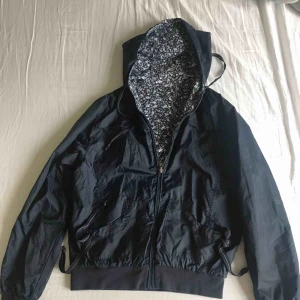  - Dubbelsidig jacka,har använt bara en gång.Storlek M